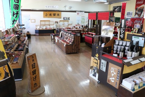 九州焼酎館では「ブラタモリ＃１７６」で紹介された日田下駄・小鹿田焼を取り揃えております。